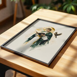 Puede incluir: Una l&aacute;mina art&iacute;stica enmarcada con una ilustraci&oacute;n en acuarela de una figura con t&uacute;nica verde oscuro que sostiene un libro abierto, con un halo dorado detr&aacute;s de la cabeza y un p&aacute;jaro oscuro volando hacia la derecha sobre un fondo crema.