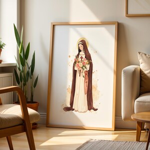 Peut inclure: Une impression d'art encadr&eacute;e repr&eacute;sentant une illustration &agrave; l'aquarelle d'une religieuse v&ecirc;tue d'un habit marron fonc&eacute; et d'une robe cr&egrave;me. Elle tient un bouquet de roses roses et blanches ainsi qu'une petite croix en bois. Une aur&eacute;ole dor&eacute;e brille.