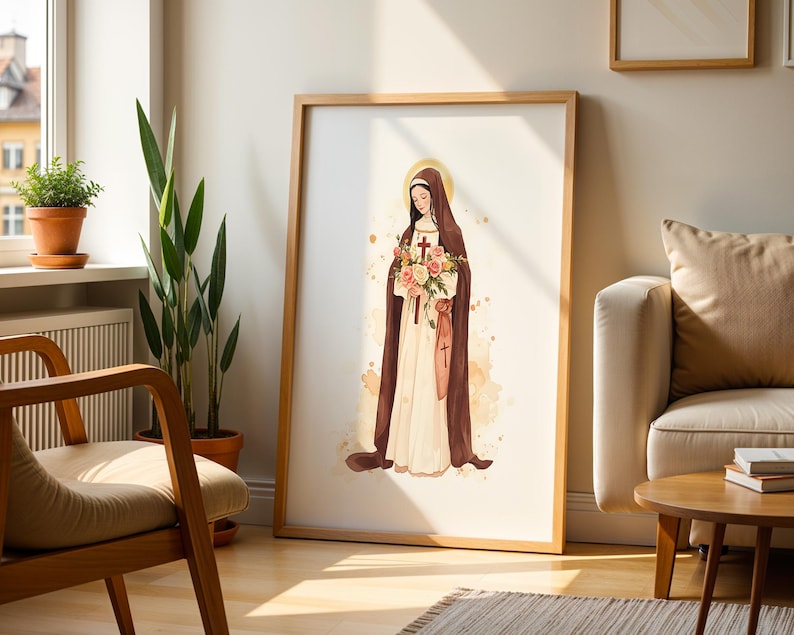 Peut inclure: Une impression d'art encadr&eacute;e repr&eacute;sentant une illustration &agrave; l'aquarelle d'une religieuse v&ecirc;tue d'un habit marron fonc&eacute; et d'une robe cr&egrave;me. Elle tient un bouquet de roses roses et blanches ainsi qu'une petite croix en bois. Une aur&eacute;ole dor&eacute;e brille.