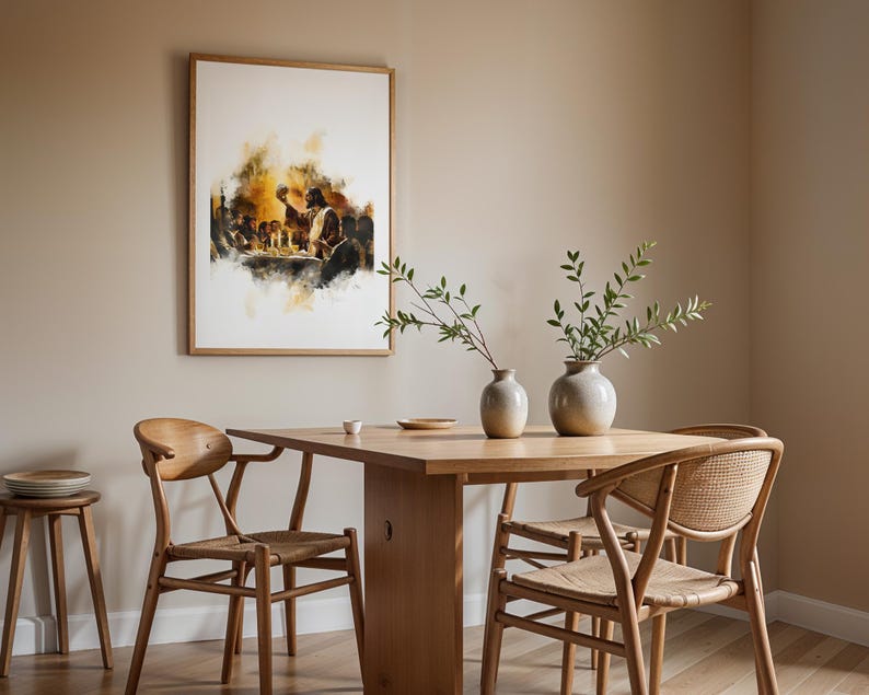 K&ouml;nnte beinhalten: Ein gerahmter Kunstdruck, der eine Szene des Abendmahls im Aquarellstil mit warmen Gold- und Braunt&ouml;nen zeigt. Das Kunstwerk h&auml;ngt &uuml;ber einem Esstisch aus hellem Holz mit zwei Keramikvasen mit gr&uuml;nen Zweigen und vier Holzst&uuml;hlen.