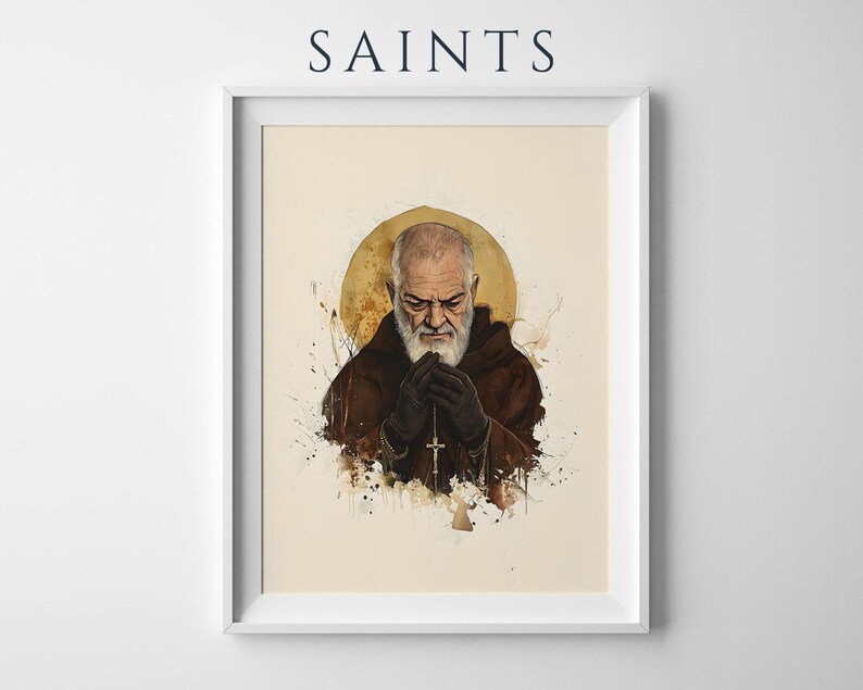 Puede incluir: Una impresi&oacute;n enmarcada titulada SAINTS que muestra a una persona mayor con barba blanca vistiendo una t&uacute;nica marr&oacute;n con capucha. Las manos est&aacute;n juntas en oraci&oacute;n sosteniendo un rosario con una cruz, frente a un halo dorado circular.