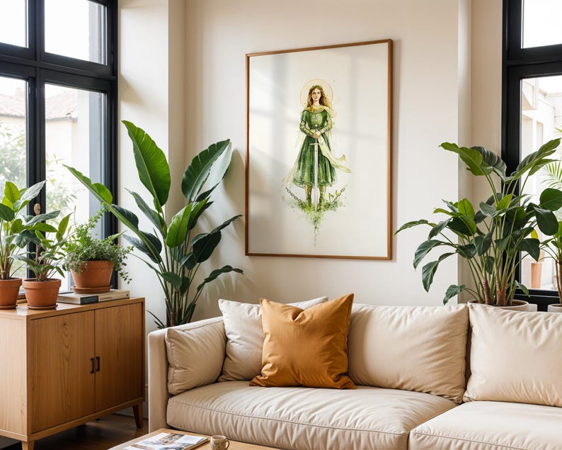Op de afbeelding: Een ingelijste kunstdruk met een aquarelillustratie van een figuur met lang blond haar in een groene jurk die een zwaard vasthoudt. De figuur staat te midden van groen gebladerte en gebroken kettingen tegen een witte achtergrond.
