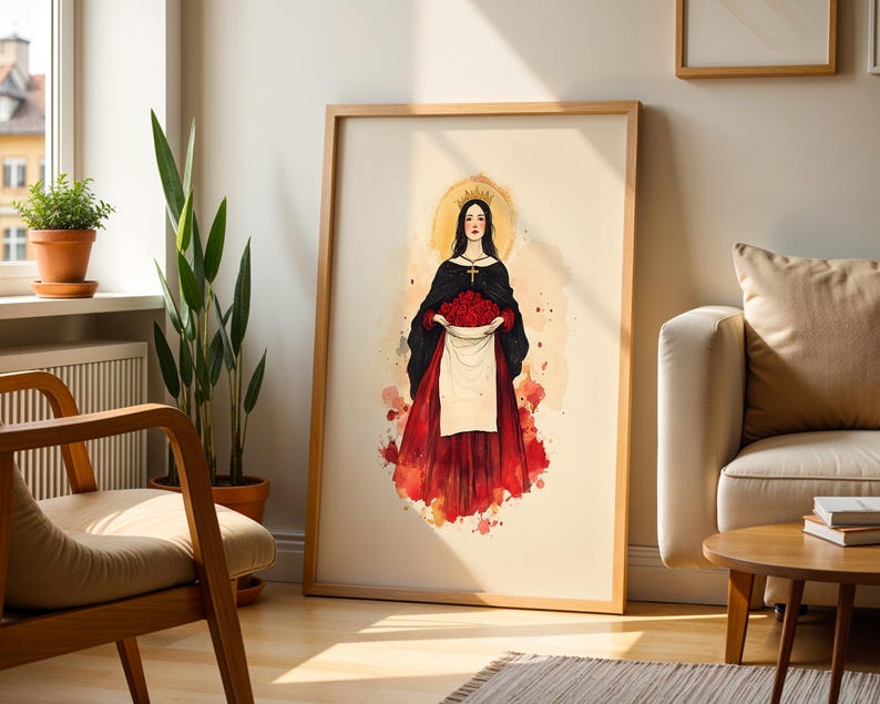 K&ouml;nnte beinhalten: Ein gerahmter Kunstdruck mit einer Aquarellillustration einer Figur mit Krone, schwarzem Umhang und rotem Rock, die ein wei&szlig;es Tuch voller roter Rosen h&auml;lt. Die Figur hat einen goldenen Heiligenschein und tr&auml;gt eine Halskette mit Kreuz.