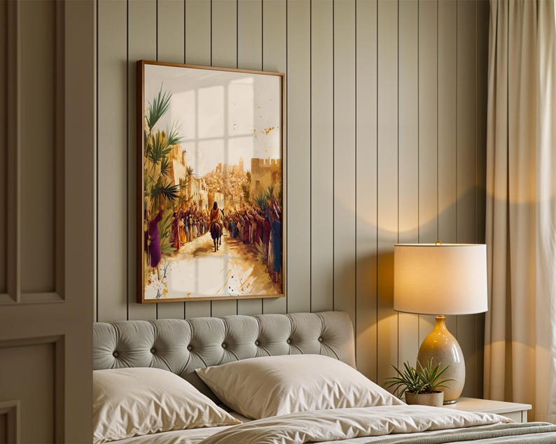 Peut inclure: Une impression d'art mural verticale encadr&eacute;e repr&eacute;sentant une sc&egrave;ne historique avec une silhouette montant un &acirc;ne &agrave; travers une foule dans une ville d&eacute;sertique. L'&oelig;uvre pr&eacute;sente des tons dor&eacute;s chauds, des palmiers et une architecture en pierre.