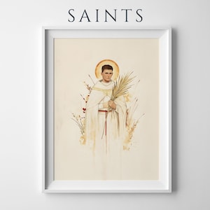 K&ouml;nnte beinhalten: Ein gerahmter Kunstdruck mit dem Titel SAINTS, der eine digitale Illustration einer Figur in einem wei&szlig;en Gewand mit rotem Kordelg&uuml;rtel zeigt, die einen Palmwedel h&auml;lt. Die Figur hat einen goldenen Heiligenschein hinter dem Kopf und ist von weichen, ged&auml;mpften botanischen Elementen umgeben.