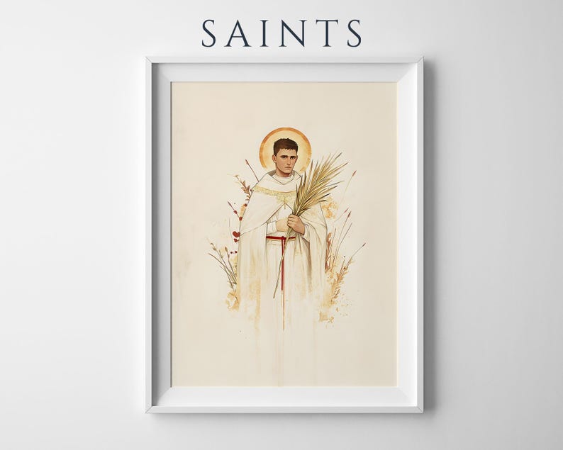 K&ouml;nnte beinhalten: Ein gerahmter Kunstdruck mit dem Titel SAINTS, der eine digitale Illustration einer Figur in einem wei&szlig;en Gewand mit rotem Kordelg&uuml;rtel zeigt, die einen Palmwedel h&auml;lt. Die Figur hat einen goldenen Heiligenschein hinter dem Kopf und ist von weichen, ged&auml;mpften botanischen Elementen umgeben.