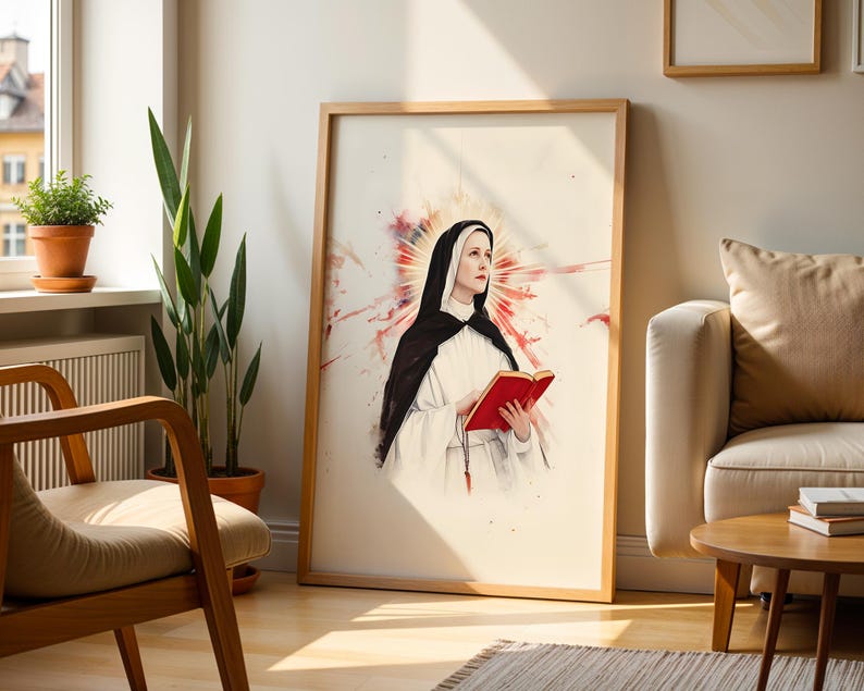 K&ouml;nnte beinhalten: Ein gerahmter Wandkunstdruck mit einer Aquarell-Illustration einer Nonne in schwarz-wei&szlig;em Habit. Die Figur h&auml;lt ein leuchtend rotes Buch, wobei ein rot-goldener Strahlenkranz hinter dem Kopf vor einem wei&szlig;en Hintergrund zu sehen ist.