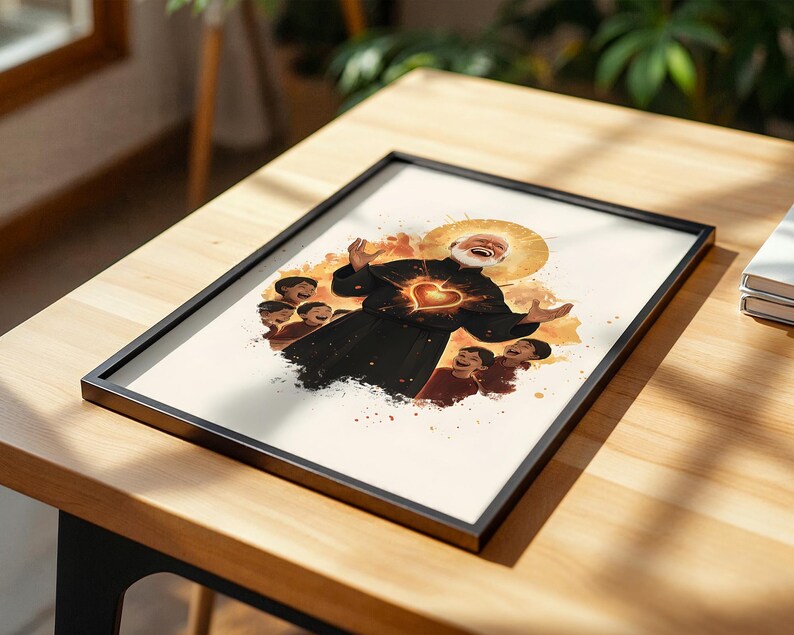 Peut inclure: Une impression encadr&eacute;e repr&eacute;sentant une illustration d'une figure souriante en robe noire avec un c&oelig;ur brillant sur la poitrine et un halo dor&eacute;. La figure est entour&eacute;e de plusieurs visages plus petits et joyeux sur un fond aux tons orange.