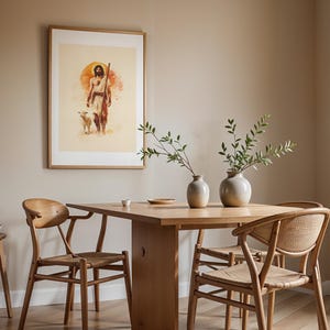 Peut inclure: Une impression d'art encadr&eacute;e repr&eacute;sentant une silhouette avec un b&acirc;ton et un petit mouton sur fond de soleil orange circulaire. L'&oelig;uvre est expos&eacute;e dans une pi&egrave;ce avec une table &agrave; manger en bois, quatre chaises en bois &agrave; assise tress&eacute;e et deux vases.