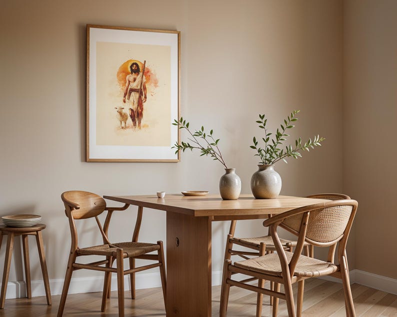 Peut inclure: Une impression d'art encadr&eacute;e repr&eacute;sentant une silhouette avec un b&acirc;ton et un petit mouton sur fond de soleil orange circulaire. L'&oelig;uvre est expos&eacute;e dans une pi&egrave;ce avec une table &agrave; manger en bois, quatre chaises en bois &agrave; assise tress&eacute;e et deux vases.