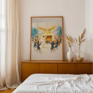 Puede incluir: Una l&aacute;mina de arte enmarcada que representa a un grupo de figuras con t&uacute;nicas azules rodeando un cofre dorado con dos grandes seres alados dorados encima. La escena est&aacute; pintada con una luz amarilla brillante que emana del centro.