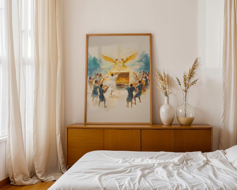 Puede incluir: Una l&aacute;mina de arte enmarcada que representa a un grupo de figuras con t&uacute;nicas azules rodeando un cofre dorado con dos grandes seres alados dorados encima. La escena est&aacute; pintada con una luz amarilla brillante que emana del centro.