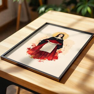 Pu&ograve; includere: Una stampa artistica incorniciata con un'illustrazione in stile acquerello di una figura con mantello nero e gonna rossa, che regge un grembiule bianco pieno di rose rosse. La figura indossa una piccola corona e un'aureola dorata sul capo.