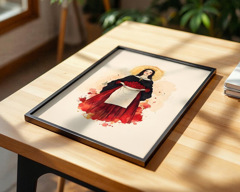 Pu&ograve; includere: Una stampa artistica incorniciata con un'illustrazione in stile acquerello di una figura con mantello nero e gonna rossa, che regge un grembiule bianco pieno di rose rosse. La figura indossa una piccola corona e un'aureola dorata sul capo.
