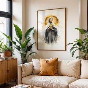 Pode incluir: Uma impress&atilde;o de arte de parede emoldurada com uma ilustra&ccedil;&atilde;o em aguarela de uma figura com h&aacute;bito escuro e v&eacute;u branco, segurando um ostens&oacute;rio dourado. Um halo dourado circular e radiante rodeia a cabe&ccedil;a.