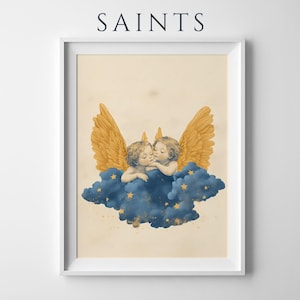 Może przedstawiać: Oprawiony wydruk artystyczny z napisem SAINTS w kolorze ciemnoniebieskim u g&oacute;ry. Ilustracja przedstawia dwa cherubiny ze złotymi skrzydłami spoczywające na ciemnoniebieskiej chmurze z małymi ż&oacute;łtymi gwiazdkami na jasnobeżowym tle.