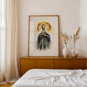 Op de afbeelding: Een ingelijste kunstdruk in aquarel-stijl met een figuur in een donker habijt en witte sluier die een gouden monstrans vasthoudt. De figuur is gecentreerd tegen een stralende, cirkelvormige gouden halo-achtergrond met zachte verfspatten.
