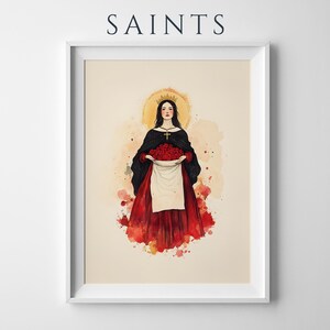 Pu&ograve; includere: Una stampa d'arte incorniciata intitolata SAINTS che presenta un'illustrazione ad acquerello di una figura con lunghi capelli scuri, una corona d'oro e una collana con croce. La figura indossa un mantello nero sopra un abito rosso e regge un grembiule bianco pieno di rose rosse.