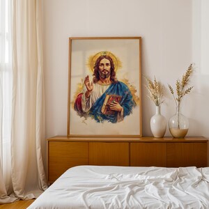 Peut inclure: Une impression d'art mural encadr&eacute;e repr&eacute;sentant une figure aux longs cheveux bruns et &agrave; la barbe, v&ecirc;tue d'une tunique blanche et d'une cape bleue. La figure porte une aur&eacute;ole dor&eacute;e derri&egrave;re la t&ecirc;te, tient un livre et fait un geste.