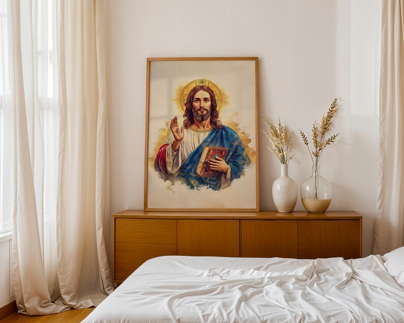Peut inclure: Une impression d'art mural encadr&eacute;e repr&eacute;sentant une figure aux longs cheveux bruns et &agrave; la barbe, v&ecirc;tue d'une tunique blanche et d'une cape bleue. La figure porte une aur&eacute;ole dor&eacute;e derri&egrave;re la t&ecirc;te, tient un livre et fait un geste.