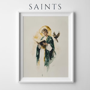 Pu&ograve; includere: Una stampa d'arte incorniciata intitolata SAINTS che presenta un'illustrazione ad acquerello di una figura con un'aureola dorata che legge un libro, indossando una veste bianca e un mantello verde scuro, con un uccello che vola vicino.