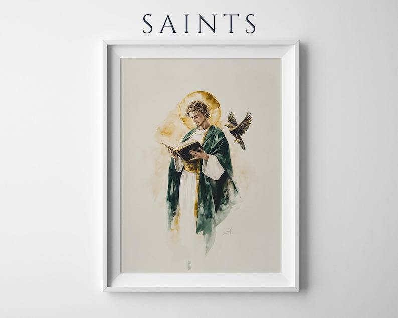 Pu&ograve; includere: Una stampa d'arte incorniciata intitolata SAINTS che presenta un'illustrazione ad acquerello di una figura con un'aureola dorata che legge un libro, indossando una veste bianca e un mantello verde scuro, con un uccello che vola vicino.