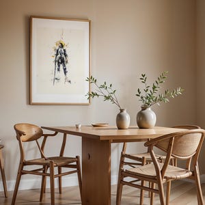 Peut inclure: Une impression d'art encadr&eacute;e rectangulaire repr&eacute;sentant un chevalier en armure avec une &eacute;p&eacute;e, au-dessus d'une table &agrave; manger en bois avec trois chaises en bois &agrave; assise tress&eacute;e, deux vases en c&eacute;ramique avec des branches vertes et un tabouret.