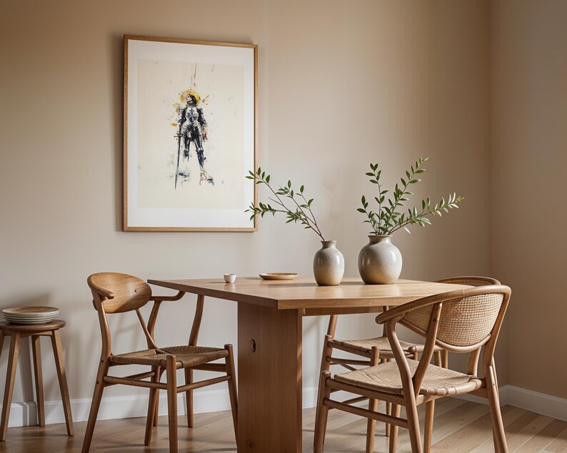 Peut inclure: Une impression d'art encadr&eacute;e rectangulaire repr&eacute;sentant un chevalier en armure avec une &eacute;p&eacute;e, au-dessus d'une table &agrave; manger en bois avec trois chaises en bois &agrave; assise tress&eacute;e, deux vases en c&eacute;ramique avec des branches vertes et un tabouret.