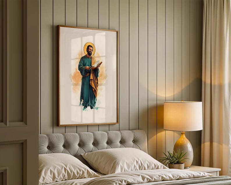Peut inclure: Une impression d'art mural encadr&eacute;e repr&eacute;sentant une illustration &agrave; l'aquarelle d'un personnage barbu avec une aur&eacute;ole dor&eacute;e, v&ecirc;tu d'une robe bleu sarcelle et d'une cape orange, tenant un livre ouvert, sur un mur &agrave; panneaux verticaux.