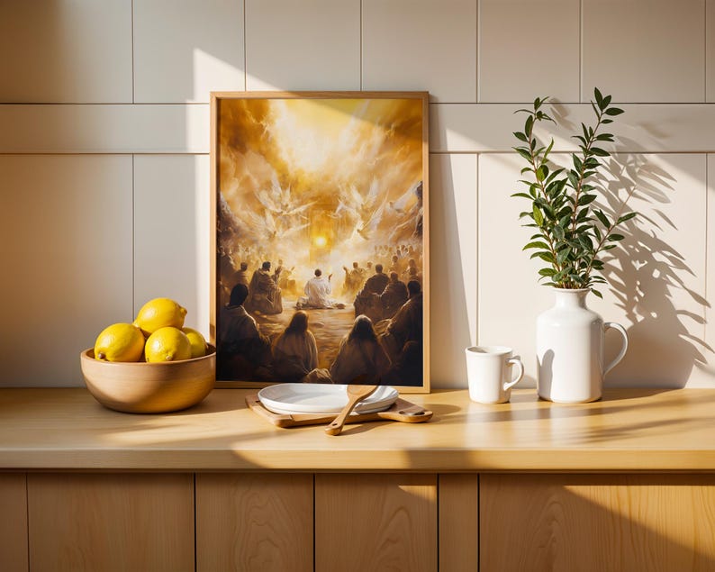 Peut inclure: Une impression d'art murale rectangulaire encadr&eacute;e repr&eacute;sentant une foule rassembl&eacute;e devant une lumi&egrave;re c&eacute;leste dor&eacute;e et brillante avec des figures ail&eacute;es, plac&eacute;e &agrave; c&ocirc;t&eacute; d'un bol en bois de citrons jaunes, d'assiettes blanches et d'un vase blanc.