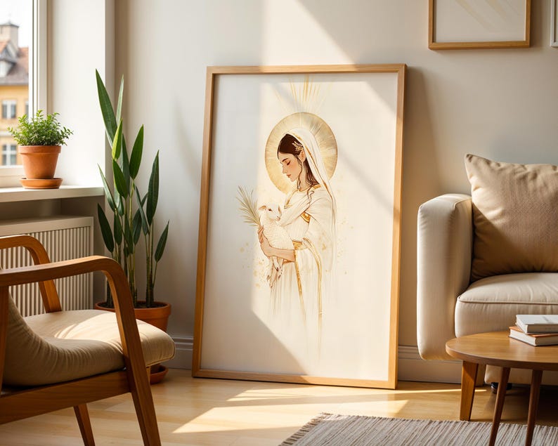 Pode incluir: Uma impress&atilde;o de arte de parede vertical emoldurada com uma ilustra&ccedil;&atilde;o de linhas de uma figura com t&uacute;nica e v&eacute;u brancos, segurando um pequeno cordeiro e uma folha de palmeira. A figura tem uma aur&eacute;ola dourada com detalhes em ouro no design.