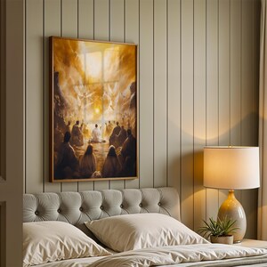 Peut inclure: Une impression d'art encadr&eacute;e rectangulaire repr&eacute;sentant une sc&egrave;ne aux tons dor&eacute;s avec un groupe de personnes rassembl&eacute;es dans un paysage d&eacute;sertique sous un ciel lumineux et &eacute;clatant avec des figures ail&eacute;es, fix&eacute;e sur un mur &agrave; panneaux verticaux.
