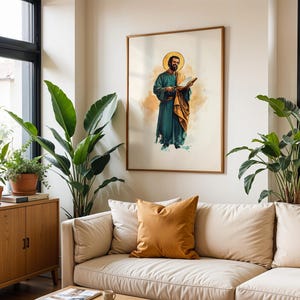 Peut inclure: Une impression d'art encadr&eacute;e repr&eacute;sentant une figure barbue avec une aur&eacute;ole dor&eacute;e, v&ecirc;tue d'une robe bleu sarcelle et d'une cape ocre, tenant un livre ouvert. L'illustration utilise des lavis de style aquarelle sur un fond clair et neutre.