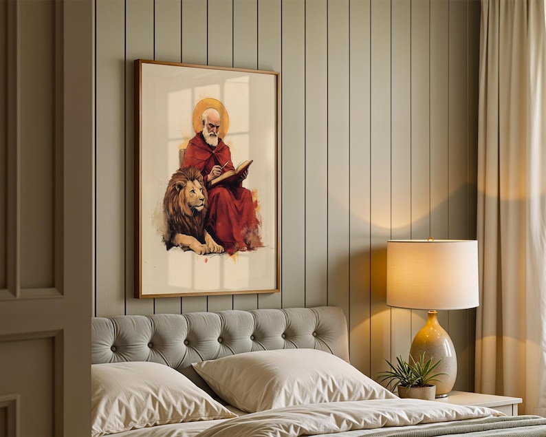 Peut inclure: Une impression d'art encadr&eacute;e repr&eacute;sentant une figure barbue en robe rouge avec une aur&eacute;ole dor&eacute;e, &eacute;crivant dans un livre ouvert tout en &eacute;tant assise &agrave; c&ocirc;t&eacute; d'un lion. L'illustration utilise des coups de pinceau aquarelle et des tons doux.