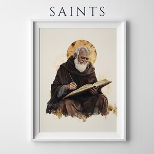 Peut inclure: Une impression d'art encadr&eacute;e intitul&eacute;e SAINTS repr&eacute;sentant une figure barbue v&ecirc;tue d'une robe &agrave; capuche marron fonc&eacute; &eacute;crivant dans un livre ouvert. La figure porte une aur&eacute;ole dor&eacute;e derri&egrave;re la t&ecirc;te sur un fond cr&egrave;me clair.