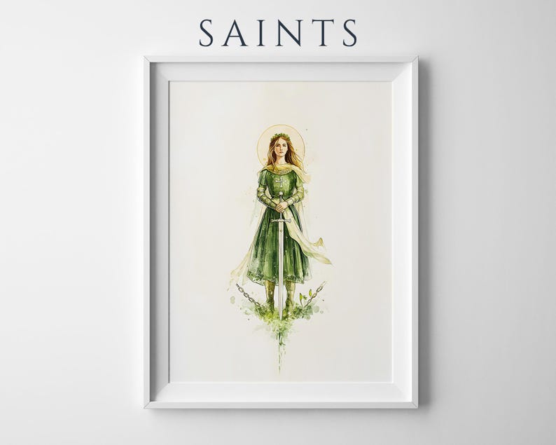 Op de afbeelding: Een ingelijste kunstdruk getiteld SAINTS met een aquarelillustratie van een figuur in een groene jurk die een zwaard vasthoudt. Het figuur heeft een gouden halo, een zwierige sjaal en staat boven gebroken kettingen met groene bladeren.