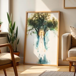 K&ouml;nnte beinhalten: Ein gerahmter vertikaler Kunstdruck mit einer Aquarellillustration einer Figur in einem langen wei&szlig;en Gewand und einer Krone vor einem gro&szlig;en Baum. Die H&auml;nde der Figur sind zum Gebet gefaltet, mit einem leuchtenden goldenen Heiligenschein.