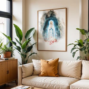 Peut inclure: Une impression d'art murale encadr&eacute;e repr&eacute;sentant une illustration &agrave; l'aquarelle d'une silhouette v&ecirc;tue d'une longue robe blanche et bleue, les mains jointes en pri&egrave;re, sur un fond &eacute;th&eacute;r&eacute; bleu fonc&eacute; avec des p&eacute;tales de fleurs rouges.
