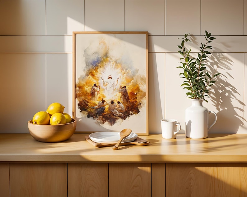 K&ouml;nnte beinhalten: Ein gerahmter Druck im Aquarellstil, der eine zentrale Figur mit erhobenen Armen inmitten eines leuchtenden goldenen Lichts zeigt, umgeben von knienden Gestalten. Das Kunstwerk steht auf einer Holztheke neben einer Schale mit gelben Zitronen.
