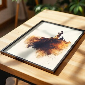 K&ouml;nnte beinhalten: Ein rechteckiger gerahmter Druck mit einer k&uuml;nstlerischen Illustration von Figuren auf einer dunklen, strukturierten Wolkenformation. Das Bild verwendet Braun-, Schwarz- und Cremet&ouml;ne und befindet sich in einem d&uuml;nnen schwarzen Rahmen.