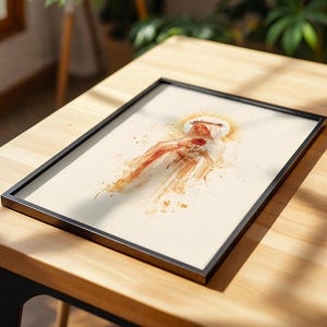 K&ouml;nnte beinhalten: Ein gerahmter Kunstdruck mit einer Aquarellillustration einer Figur, die eine Dornenkrone und einen wei&szlig;en Schleier tr&auml;gt und eine einzelne rote Rose h&auml;lt. Das Kunstwerk ist in sanften Beige- und Goldt&ouml;nen mit einem leuchtenden Heiligenschein gestaltet.