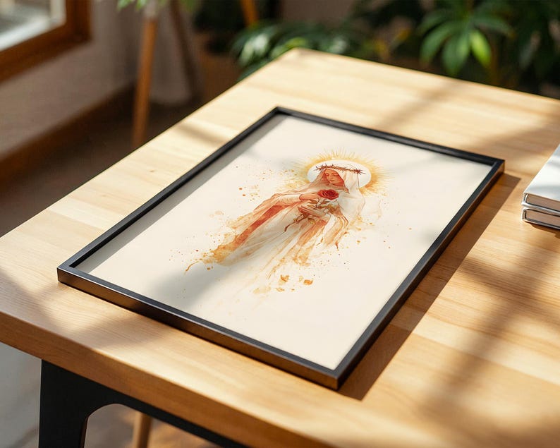 K&ouml;nnte beinhalten: Ein gerahmter Kunstdruck mit einer Aquarellillustration einer Figur, die eine Dornenkrone und einen wei&szlig;en Schleier tr&auml;gt und eine einzelne rote Rose h&auml;lt. Das Kunstwerk ist in sanften Beige- und Goldt&ouml;nen mit einem leuchtenden Heiligenschein gestaltet.