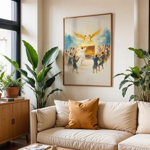Puede incluir: Una l&aacute;mina de arte enmarcada que representa a un grupo de figuras con vestimentas azules rodeando un cofre dorado con dos grandes alas doradas encima, sobre un fondo azul claro y blanco, expuesta en una habitaci&oacute;n con sof&aacute; y plantas.