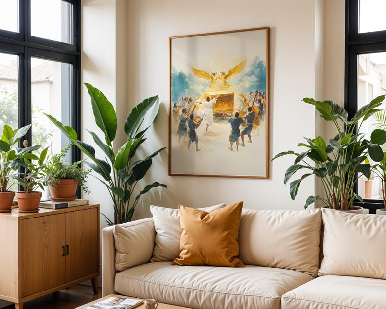 Puede incluir: Una l&aacute;mina de arte enmarcada que representa a un grupo de figuras con vestimentas azules rodeando un cofre dorado con dos grandes alas doradas encima, sobre un fondo azul claro y blanco, expuesta en una habitaci&oacute;n con sof&aacute; y plantas.