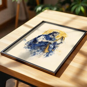 K&ouml;nnte beinhalten: Ein gerahmter Kunstdruck mit einer Aquarell-Illustration einer b&auml;rtigen Figur, die eine Krone und ein flie&szlig;endes blaues Gewand tr&auml;gt und eine goldene Harfe spielt. Das Kunstwerk ist auf cremefarbenem Hintergrund mit goldenem Halo-Effekt.