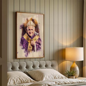 K&ouml;nnte beinhalten: Ein gerahmter vertikaler Kunstdruck mit einem Aquarell-Portr&auml;t von Papst Benedikt XVI., der eine wei&szlig;e Mitra und violette Gew&auml;nder mit Goldstickerei tr&auml;gt, begleitet von einer wei&szlig;en Taube auf seiner Schulter vor einem dunklen Hintergrund.