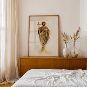 Peut inclure: Une impression d'art encadr&eacute;e repr&eacute;sentant une illustration &agrave; l'aquarelle d'un personnage barbu avec une aur&eacute;ole, tenant une croix en bois et un pain. L'&oelig;uvre utilise des tons terreux sourds, notamment des nuances de brun, beige et or.