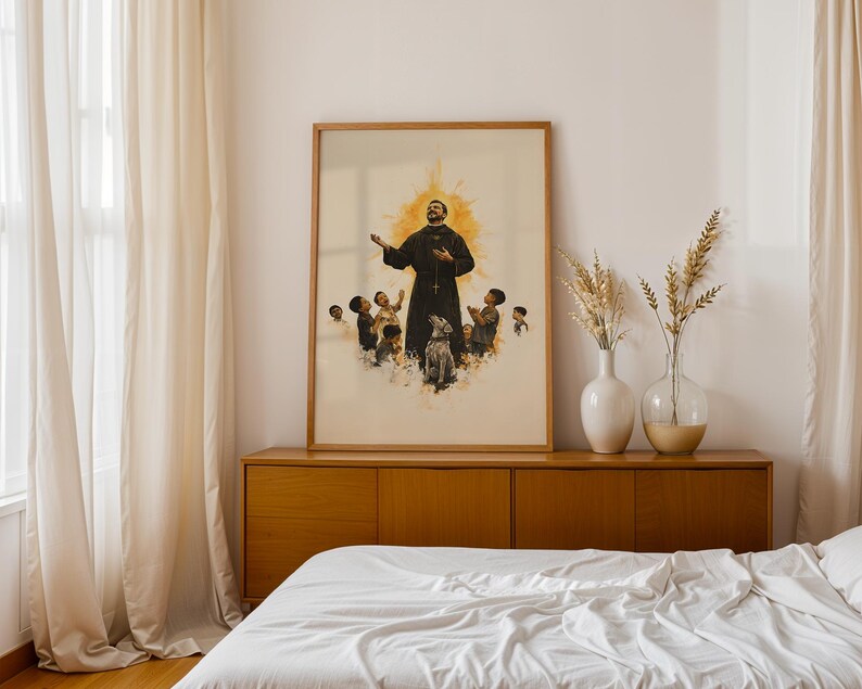 Peut inclure: Une impression d'art encadr&eacute;e repr&eacute;sentant une figure centrale en habit brun fonc&eacute; avec un chapelet, entour&eacute;e d'un groupe d'enfants et d'un chien, sur un fond jaune en forme de soleil. L'&oelig;uvre est pr&eacute;sent&eacute;e dans un cadre en bois clair sur un meuble.