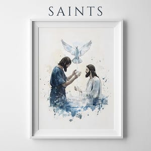 Peut inclure: Une impression aquarelle encadr&eacute;e intitul&eacute;e SAINTS repr&eacute;sentant une sc&egrave;ne de bapt&ecirc;me avec deux personnages dans l'eau, l'un en robe bleue et l'autre en robe blanche, avec une colombe blanche descendant au-dessus parmi des &eacute;claboussures de peinture.