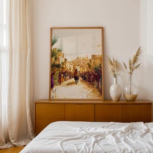 Peut inclure: Une impression d'art mural verticale encadr&eacute;e repr&eacute;sentant une sc&egrave;ne historique avec un personnage montant un &acirc;ne &agrave; travers une foule de personnes dans une ville d&eacute;sertique. L'&oelig;uvre pr&eacute;sente des tons terreux chauds, notamment des nuances de brun, de beige et d'or, avec des touches de couleur dans les v&ecirc;tements des membres de la foule.